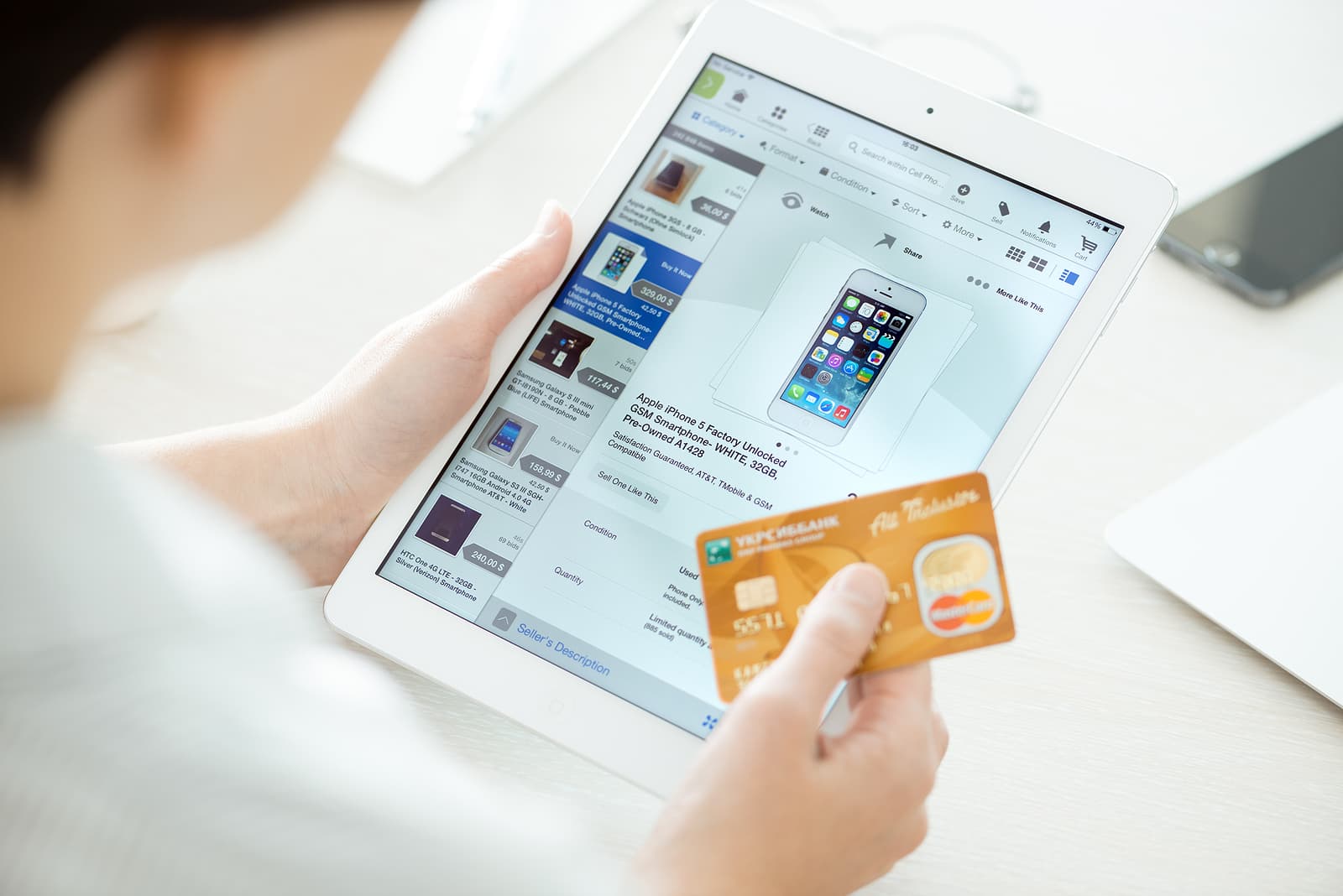 ecommerce fulfilment - Person holding a credit card